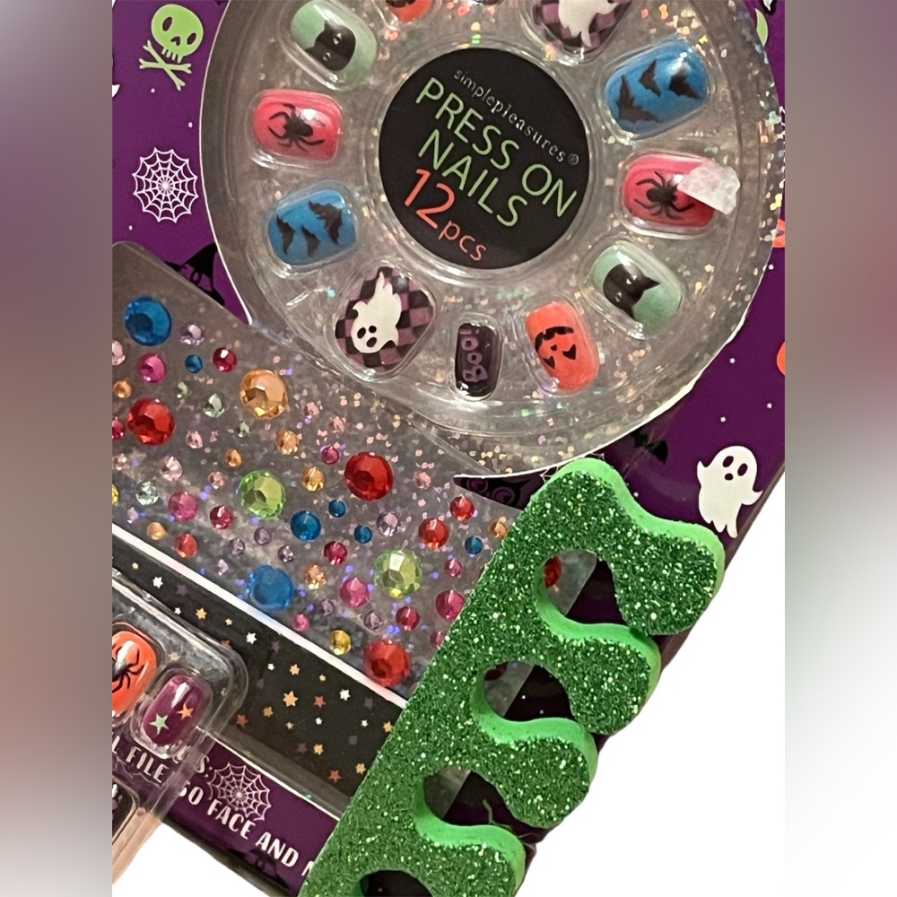 Nail art kit for Halloween! Press on nails with additional nails and face gems🔥